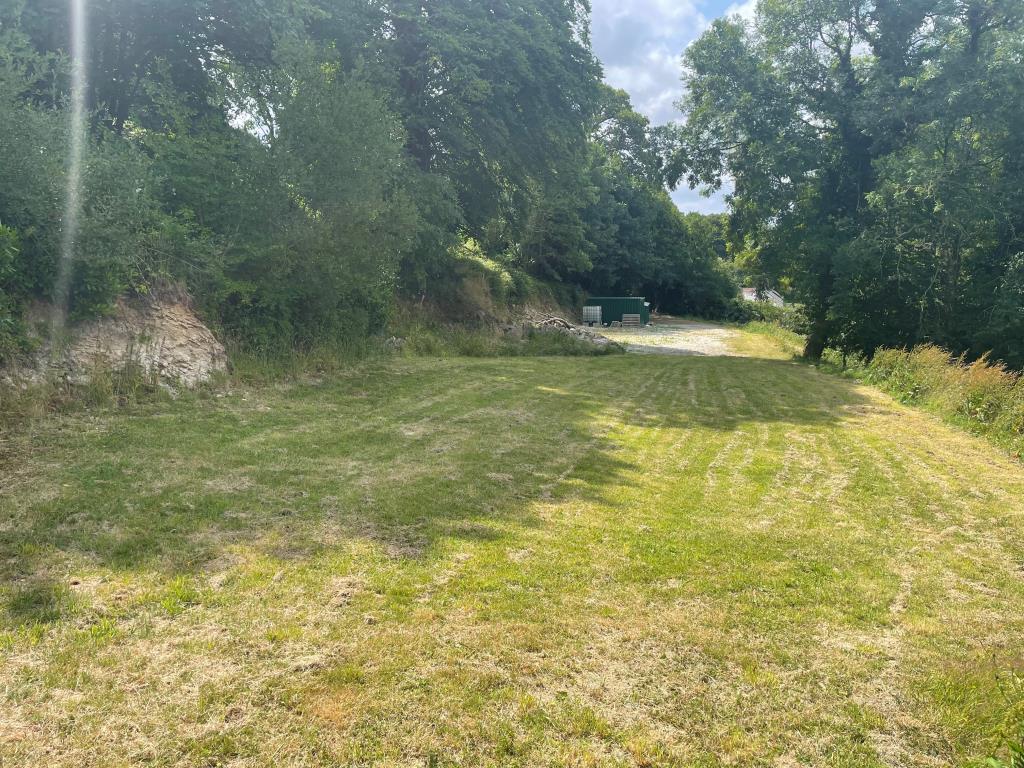 Lot: 83 - FREEHOLD SITE IN GOOD LOCATION - Photo showing lawned area from alternative area